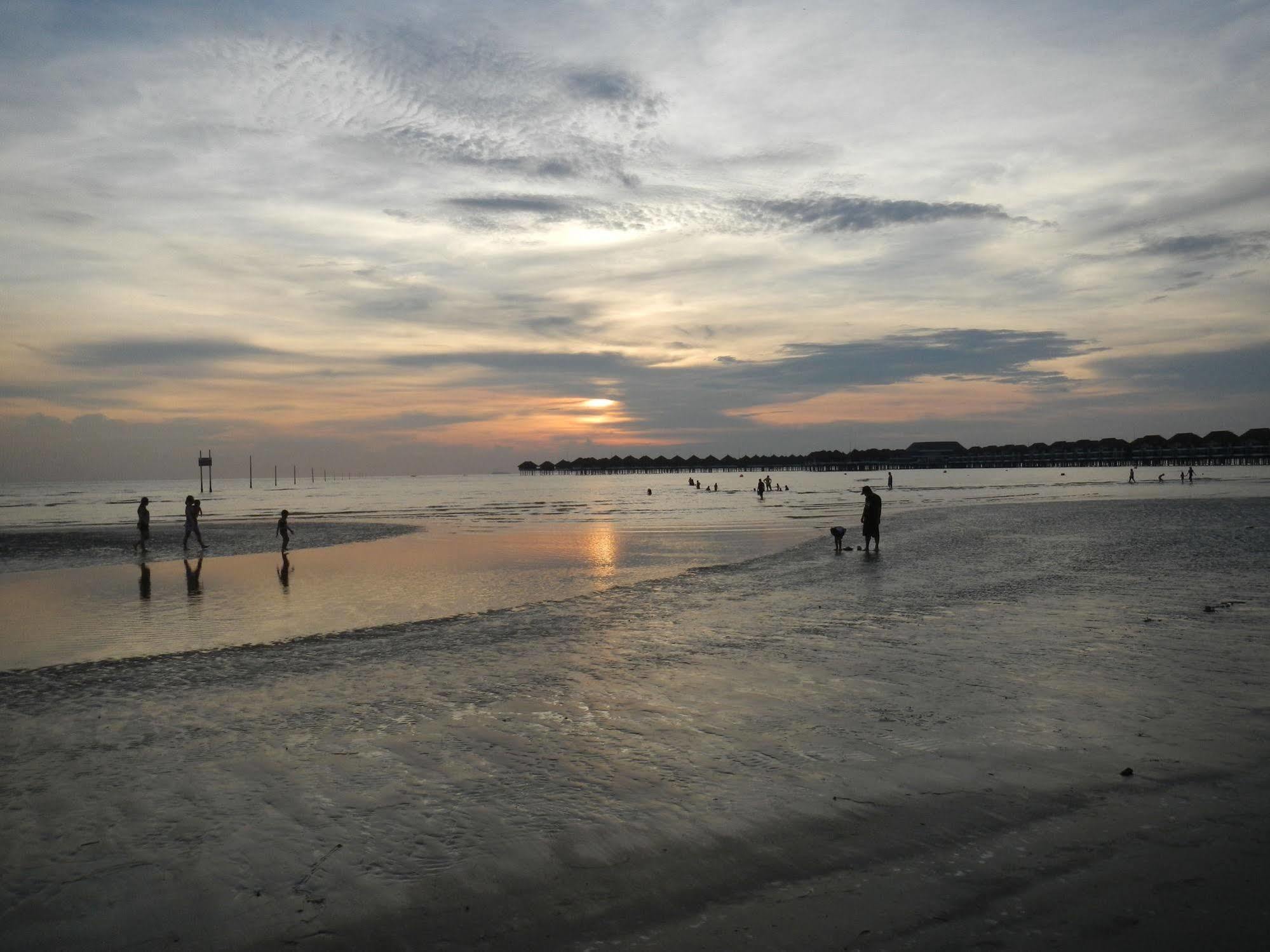 Seri Bayu Resort Hotel Sungai Pelek Eksteriør billede